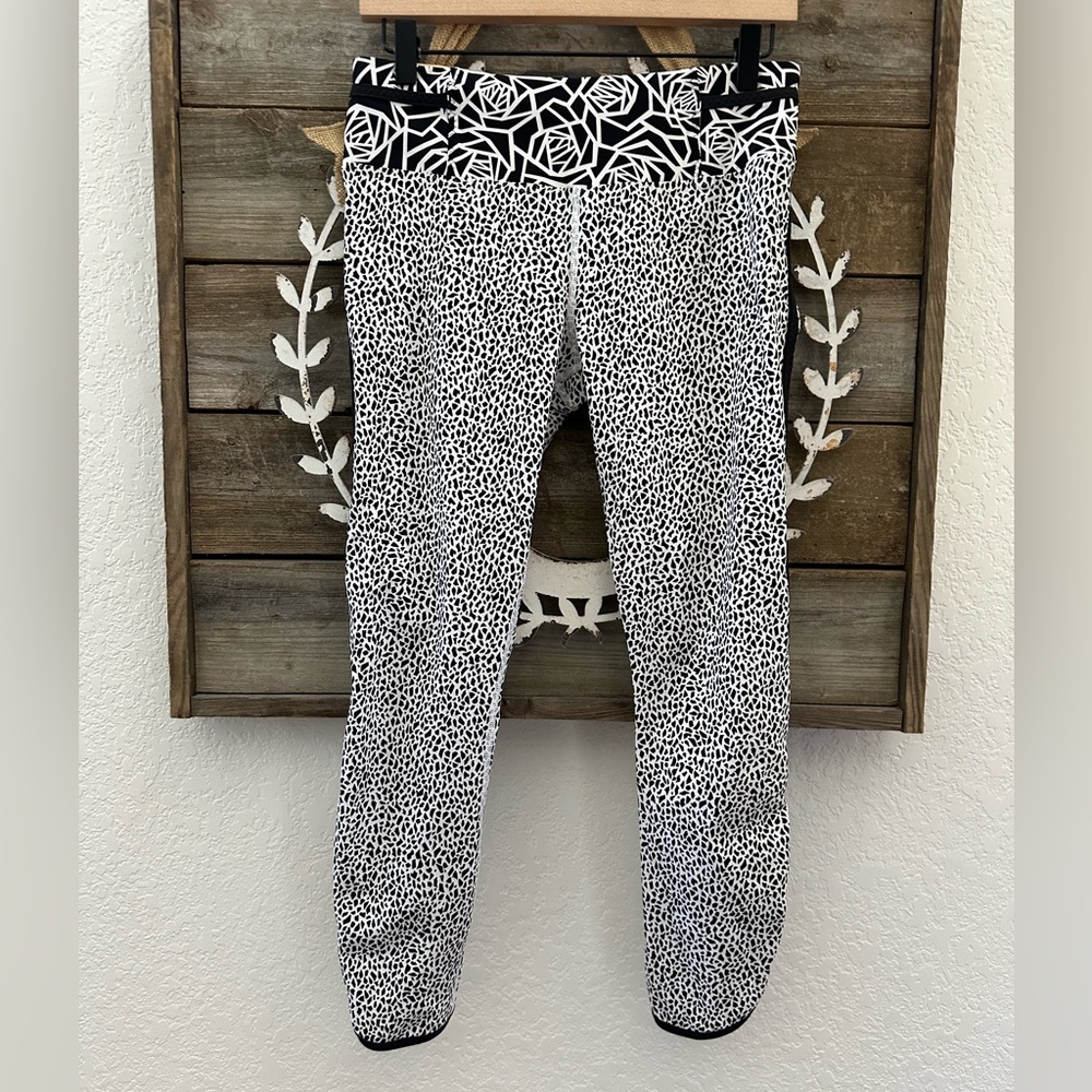 Lululemon Real Quick Tight, 7/8 leggings, Miss Mosaic White/ Posey Black size 8